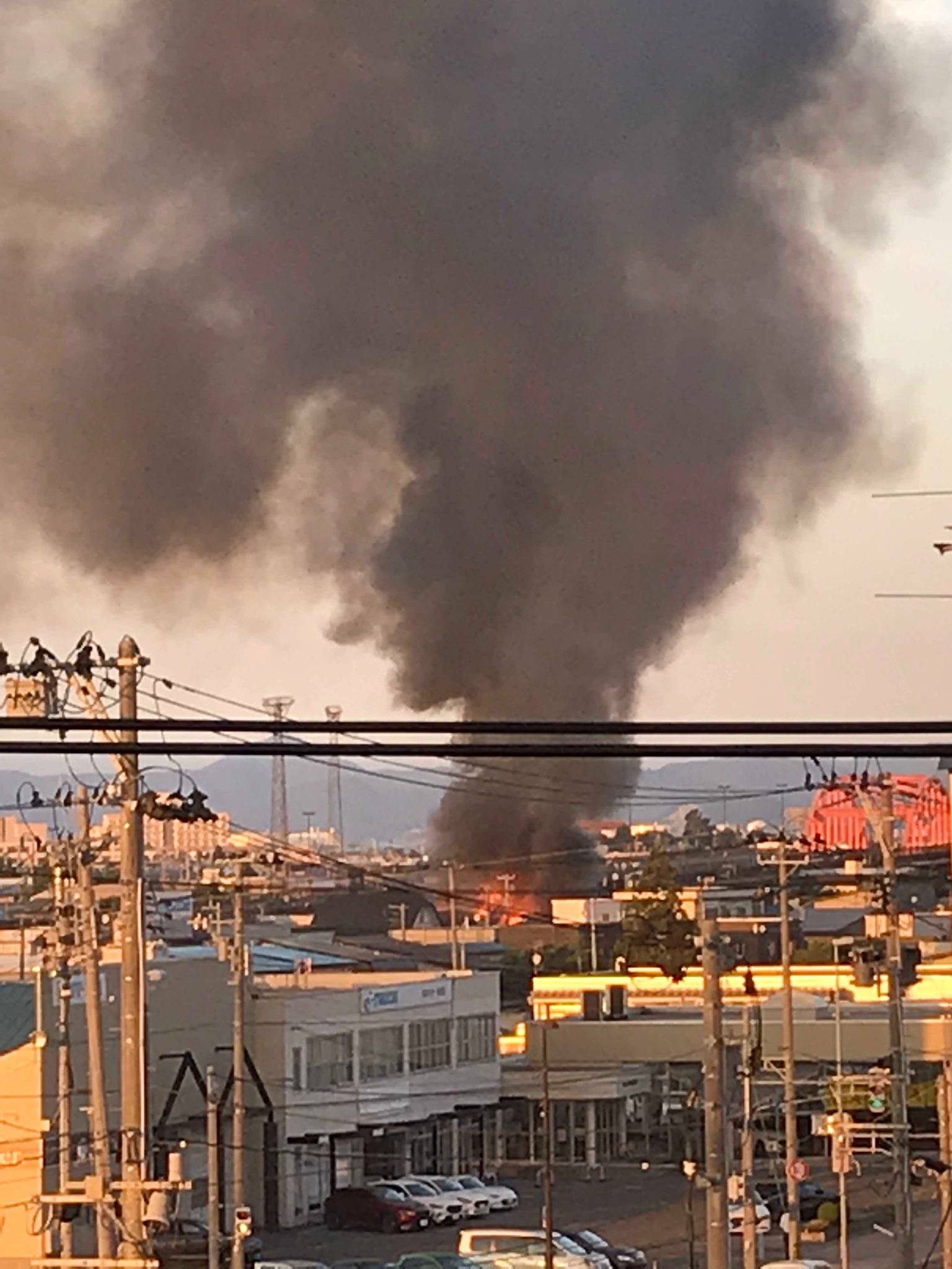 青森市石江岡部で住宅が燃える火事が起きている現場の画像