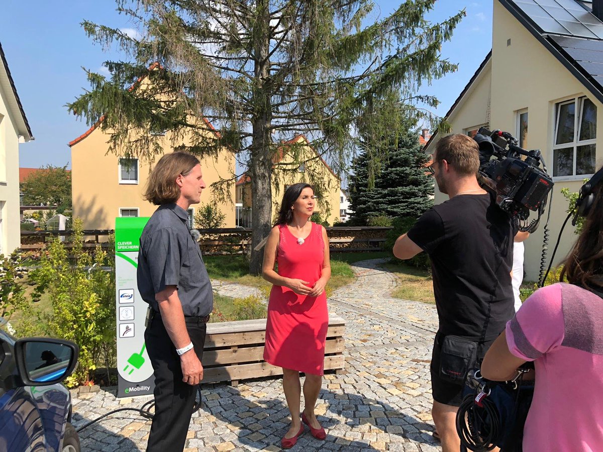 TimoLeukefeld's tweet photo. Vielen Dank Rommy Arndt für den tollen #Interviewtermin im #energieautarken #Haus. Wir sind gespannt auf den TV-Beitrag über die Innovationskraft aus den neuen Bundesländern, der demnächst auf @ntvde läuft. https://t.co/YaBIUdtbk9