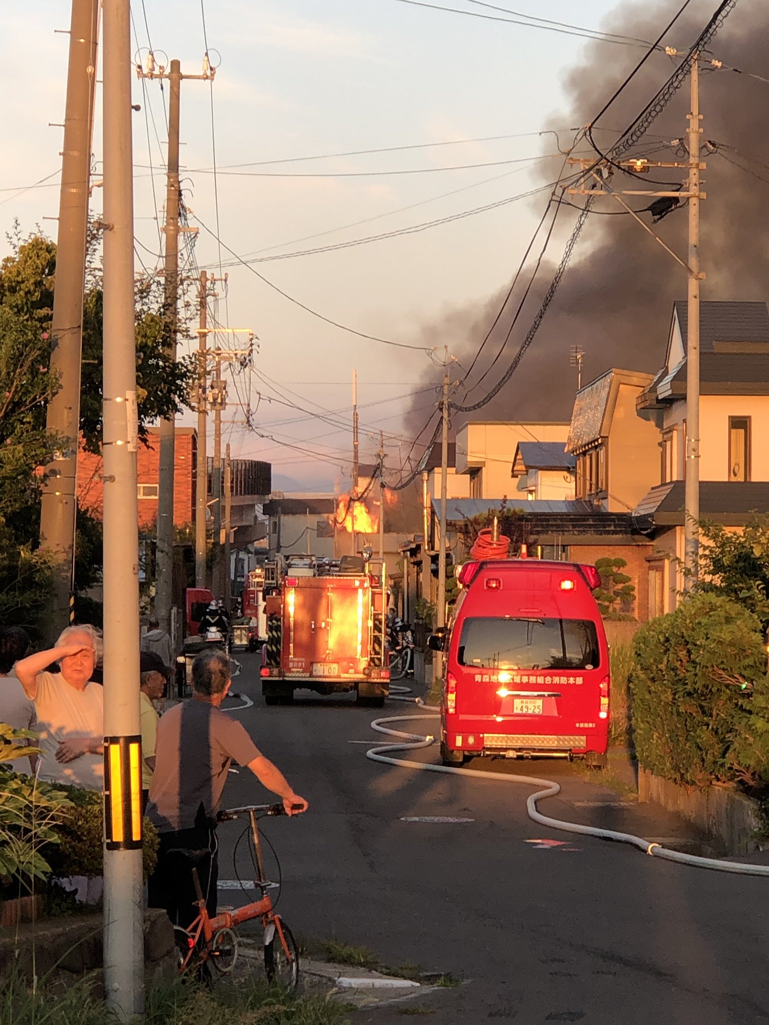 青森市石江岡部で沿線火災が起きている現場の画像