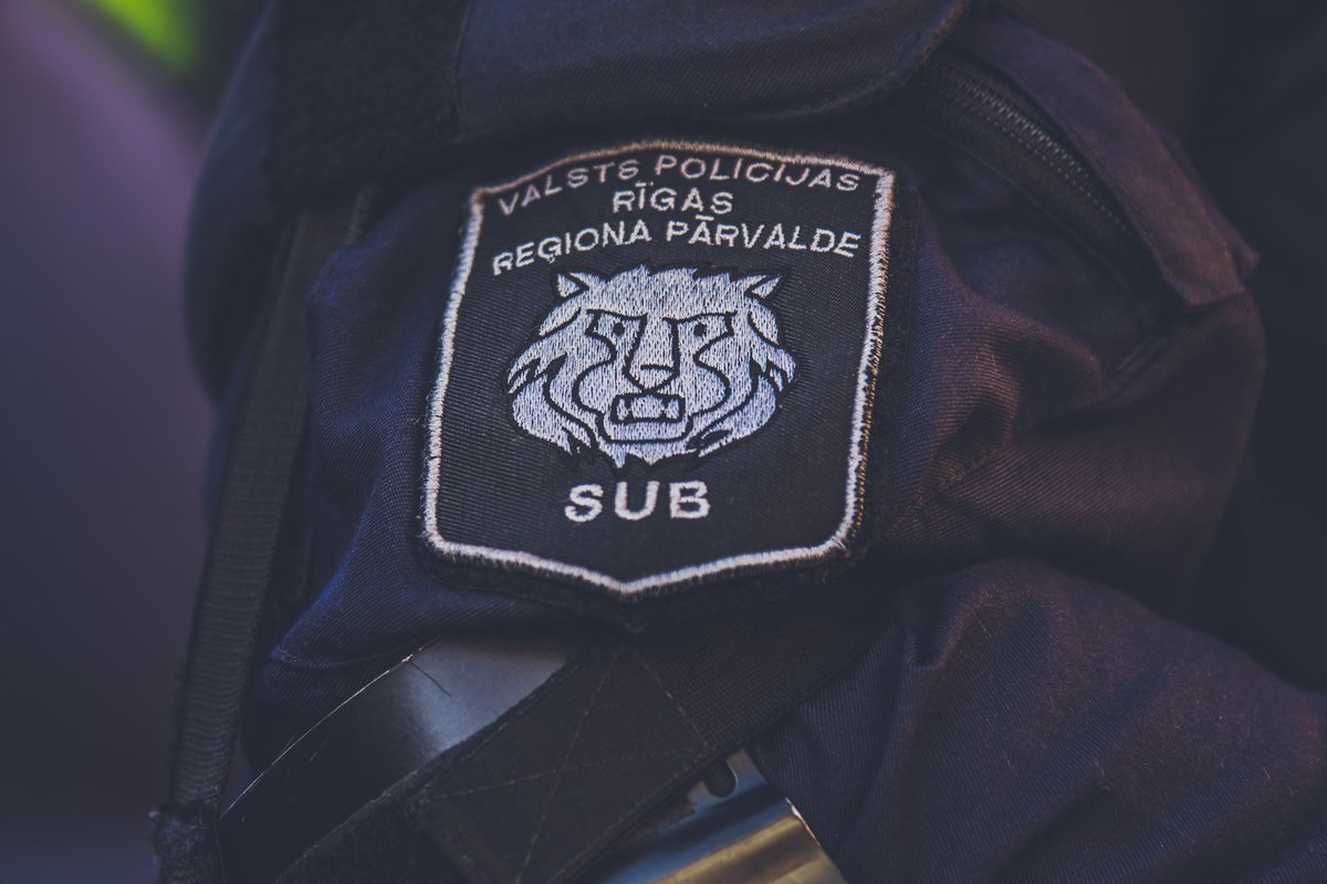 Valsts_policija's tweet image. 25. augustā Rīgā, Mežciemā, trīs jauniešu grupa uz ielas ar degošu šķidrumu, visticamāk, benzīnu, aplēja un aizdedzināja bezpajumtnieku, un no notikuma vietas aizbēga. Valsts policijas likumsargi aizdomās turētās personas drīz vien atrada un aizturēja. 
ejuz.lv/gfgh