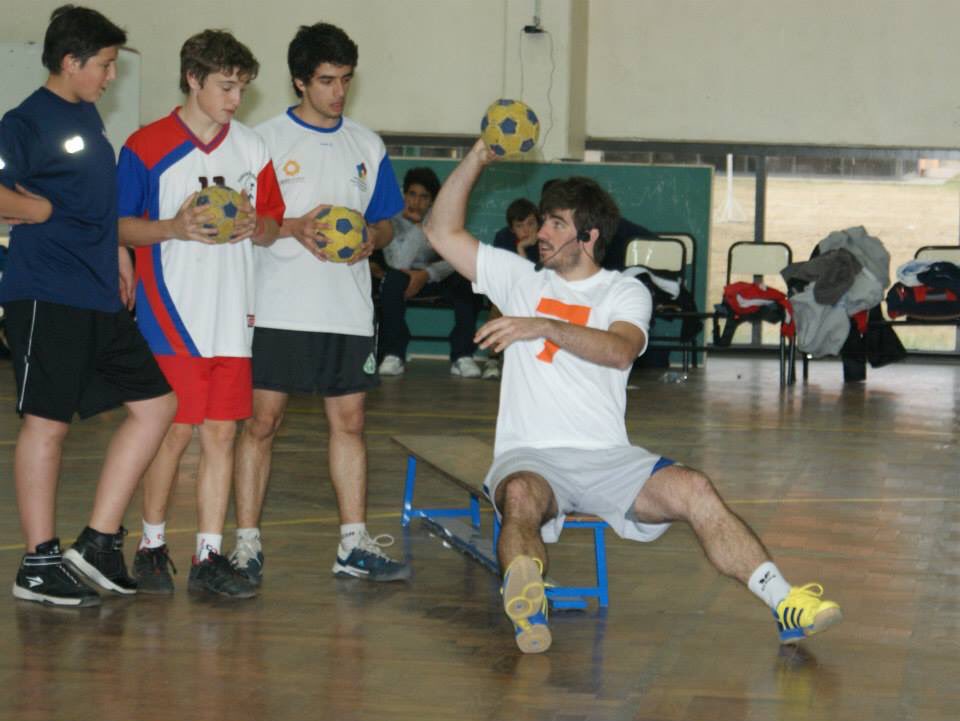 CampusGo7's tweet photo. Emociones por mil, disfrute, handball, amigos y muchas fotos. 

Los chicos querian inmortalizar el recuerdo de estar entrenando con @seba_simon y se llevaron estas fotos https://t.co/kSiZvWzrF1