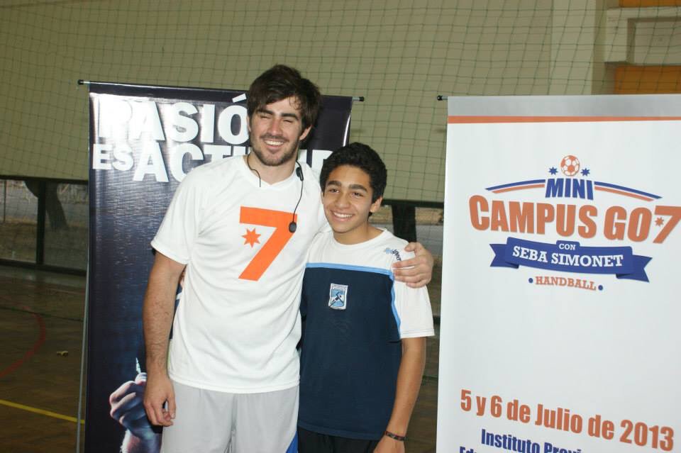CampusGo7's tweet photo. Emociones por mil, disfrute, handball, amigos y muchas fotos. 

Los chicos querian inmortalizar el recuerdo de estar entrenando con @seba_simon y se llevaron estas fotos https://t.co/kSiZvWzrF1