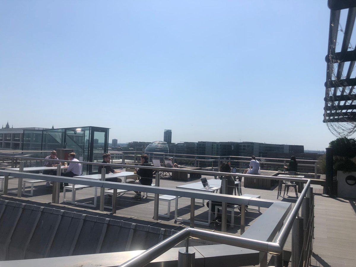 Head up to The Deck this evening to enjoy happy hour from 17:30-18:30 ☀️🍻