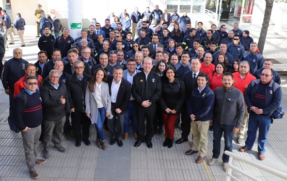 BomberosdeChile's tweet photo. Gobierno Regional de O'Higgins anuncia inversión de 7 mil millones de pesos para la compra de 50 carros de bomberos https://t.co/C66oAGbHUx https://t.co/HLBJV4XFwZ