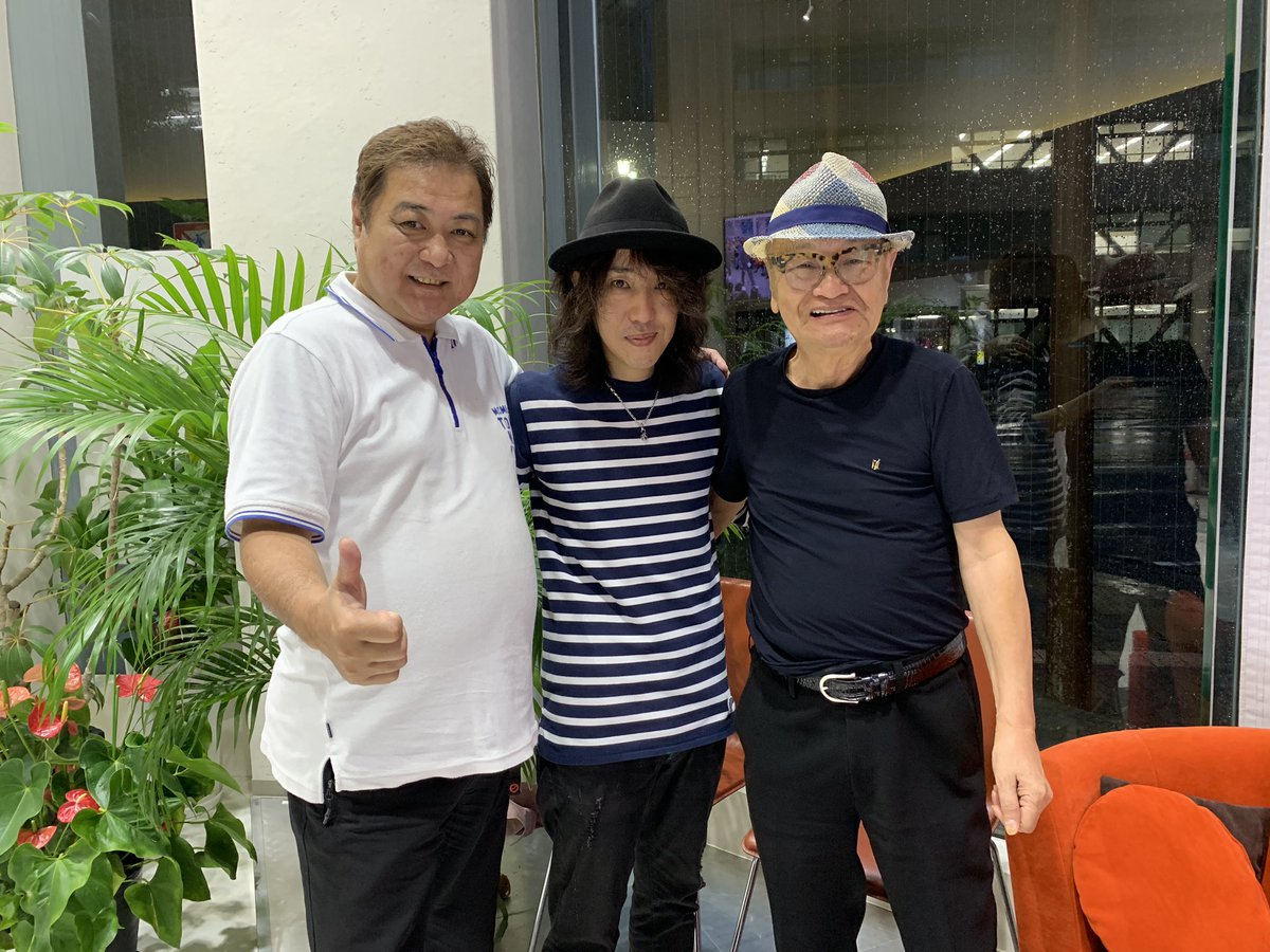 lamp_boss's tweet photo. ニューヨーク マンハッタンMOMOTAROのSammy宮本さんが広島に来てくれました！
台風10号の影響で広島の全交通機関運休のなか広島Sammy会のサロンを見学されました。
https://t.co/czs7za8myw https://t.co/06JxaP0zGp