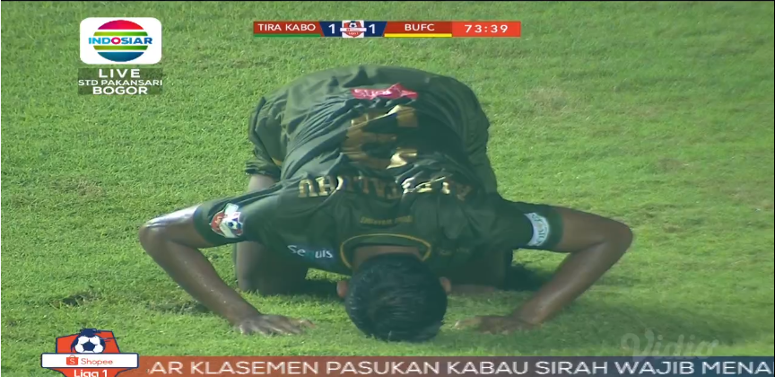 Indosiar's tweet photo. @pstni_official @BaliUtd 73' Abduh Lestaluhu yang terpeleset berhasil mengarahkan bola ke arah gawang Bali United!
@pstni_official 1 vs 1 @BaliUtd
#ShopeeLIGA1
#PSTIRADay
#BaliUnitedDay https://t.co/C6buNbIWYb