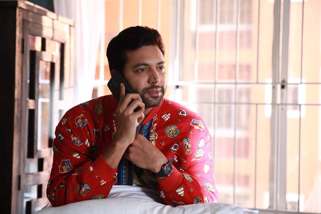 CinePeek's tweet photo. #Comali - #CinePeekReview [4.6/5]

தனது அப்பாவி தனமான நடிப்பால் ரசிகர்கள் &amp; மக்கள் அனைவரையும் மைமறுந்து  பாடத்தை பார்க்க வைத்தார் நடிகர் #ஜெயம்ரவி

கடைசி 15 நிமிடத்தில் அனைவருக்கும் கண்களில் கண்ணீர் வந்தது அப்படி ஒரு நடிப்பை ரவி கொடுத்தார்

#ComaliReview #ComaliFDFS
#CinePeek https://t.co/qpoVsJ8Plh