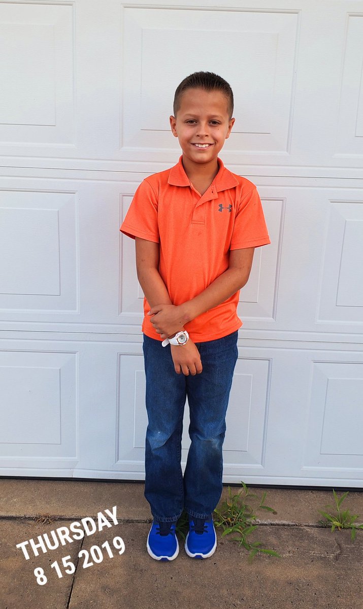 HuntressApril's tweet photo. Obligatory 1st day of School pic. #5thgrade #wow ❤😍😭 https://t.co/XOjdFAkZ6S