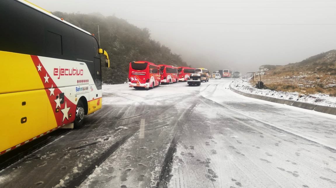 BomberosQuito's tweet photo. ⚠ ATENCIÓN: se registra caída de nieve en la vía Pifo-Papallacta. Personal de #BomberosQuito se mantiene en el lugar brindando seguridad. Pedimos a la ciudadanía que circula por el sector conducir con precaución. #SeguridadQuito https://t.co/T5jOfo9mOo