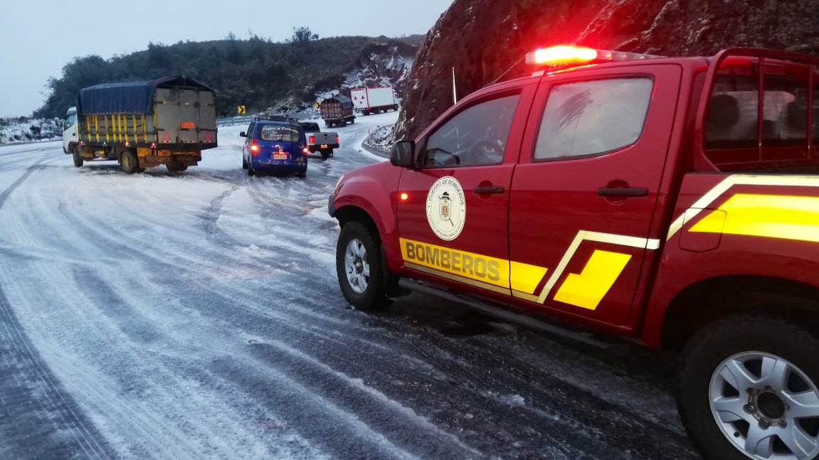 BomberosQuito's tweet photo. ⚠ ATENCIÓN: se registra caída de nieve en la vía Pifo-Papallacta. Personal de #BomberosQuito se mantiene en el lugar brindando seguridad. Pedimos a la ciudadanía que circula por el sector conducir con precaución. #SeguridadQuito https://t.co/T5jOfo9mOo
