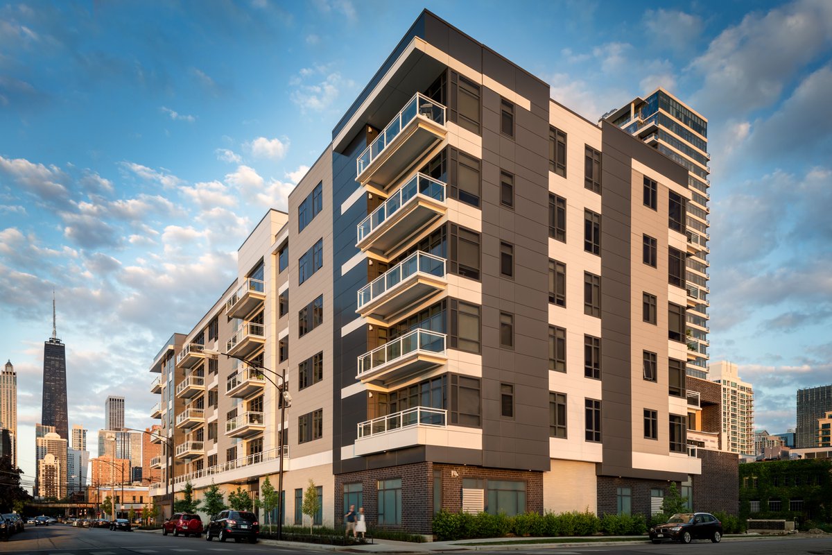 Working within a tight budget, we managed to maximize the number of units with Chicago skyline views in this River North condo #building. Learn more about this project (and get a peek at our interior lobby designs!) here: buff.ly/33wAI2m #chicagodesigner

📸 Emilia Czader