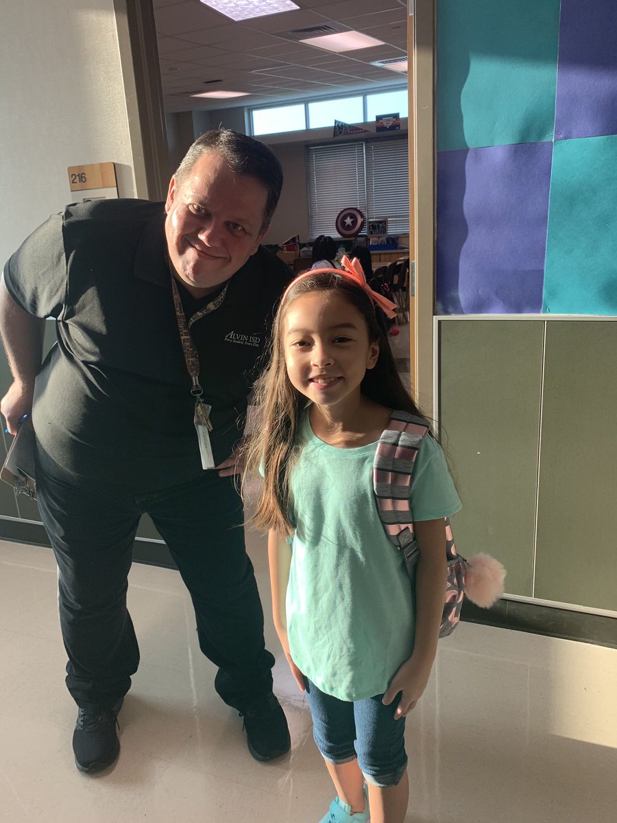 SIDJimMcCurdy's tweet photo. First day of 4th grade with Mr. Van Auken at #RedDuke. Love you #Amantha ❤️ https://t.co/47jqoOlOmG
