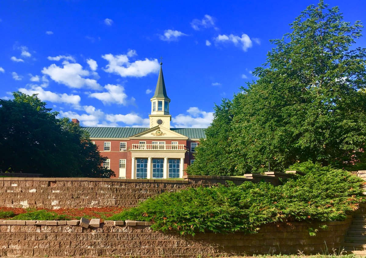 Gorgeous day <a href="/StThomasU/">St. Thomas University</a> with a hint of fall in the air.  🍂🍃Cannot wait for campus to be filled with students' smiling faces!