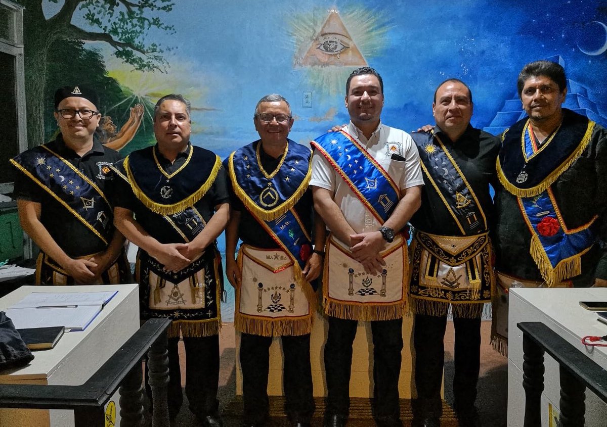 mrglsq's tweet photo. Las Respetables Logias Simbólicas Andrés Quintana Roo no. 12 y Othón P. Blanco No. 19 llevaron a cabo Tenida Interlogial. Luz y Energía fluyen en Armonía. #MasoneriaEnMovimiento @lizamacancun @AlcocerTrino @aguilar_manuel @JoseLTorresG @Sup_Soberano33 @davlanda @HitlerSUcPeraza https://t.co/70SMFpXama