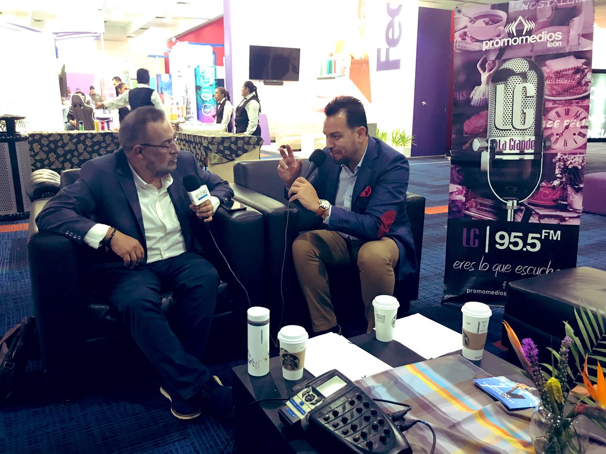 RojasAvilaLuis's tweet photo. En el 2do día del #ForoGO3 en @poliforumleon agradezco a @Antoniorochape de @_enlinea por acompañarnos y compartir a sus radioescuchas lo que estamos viviendo en este magno evento con la comunidad empresarial exportadora de #GTO.  @COFOCE https://t.co/7oX8vCbS9z