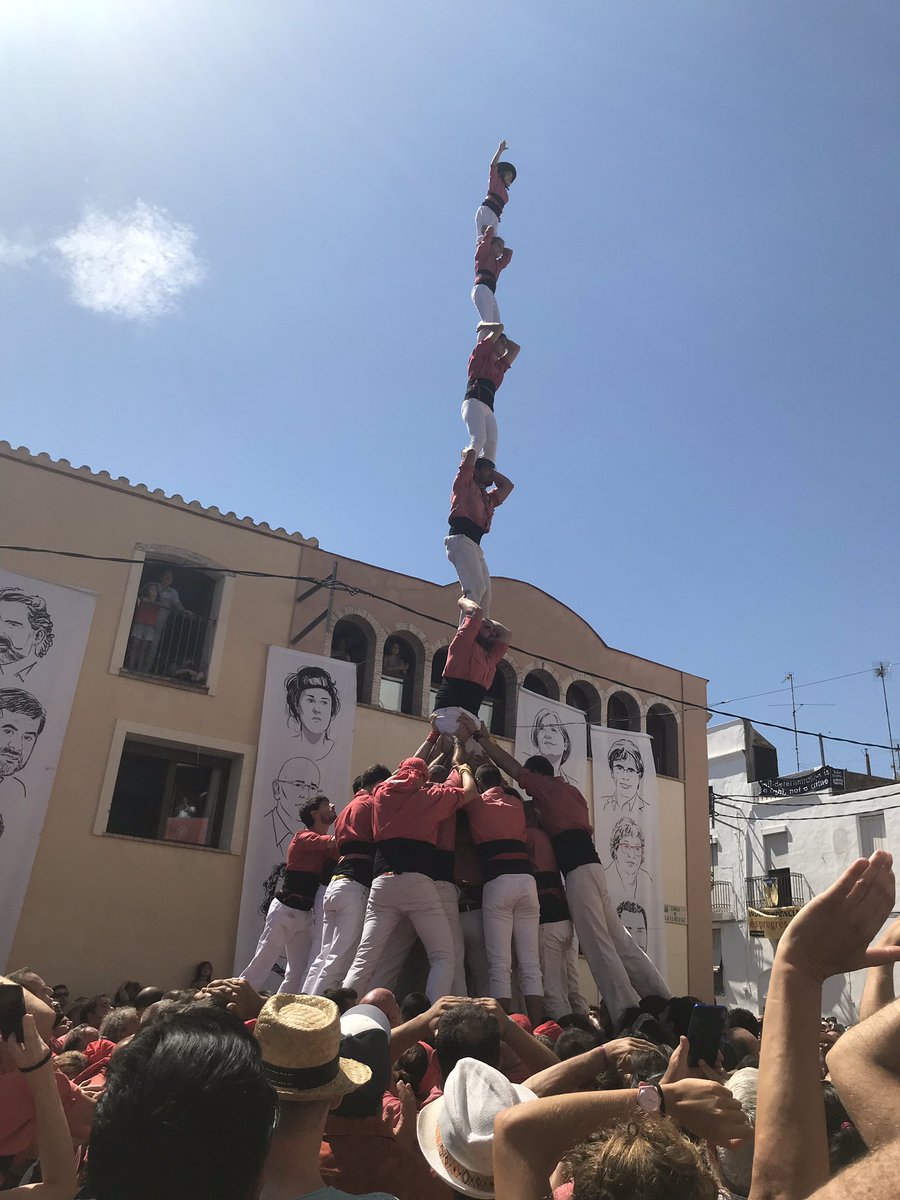 collavella's tweet image. Diada de la Bisbal | A la ronda de pilars descarreguem el pilar de set amb folre #castellers #ADNCollavella