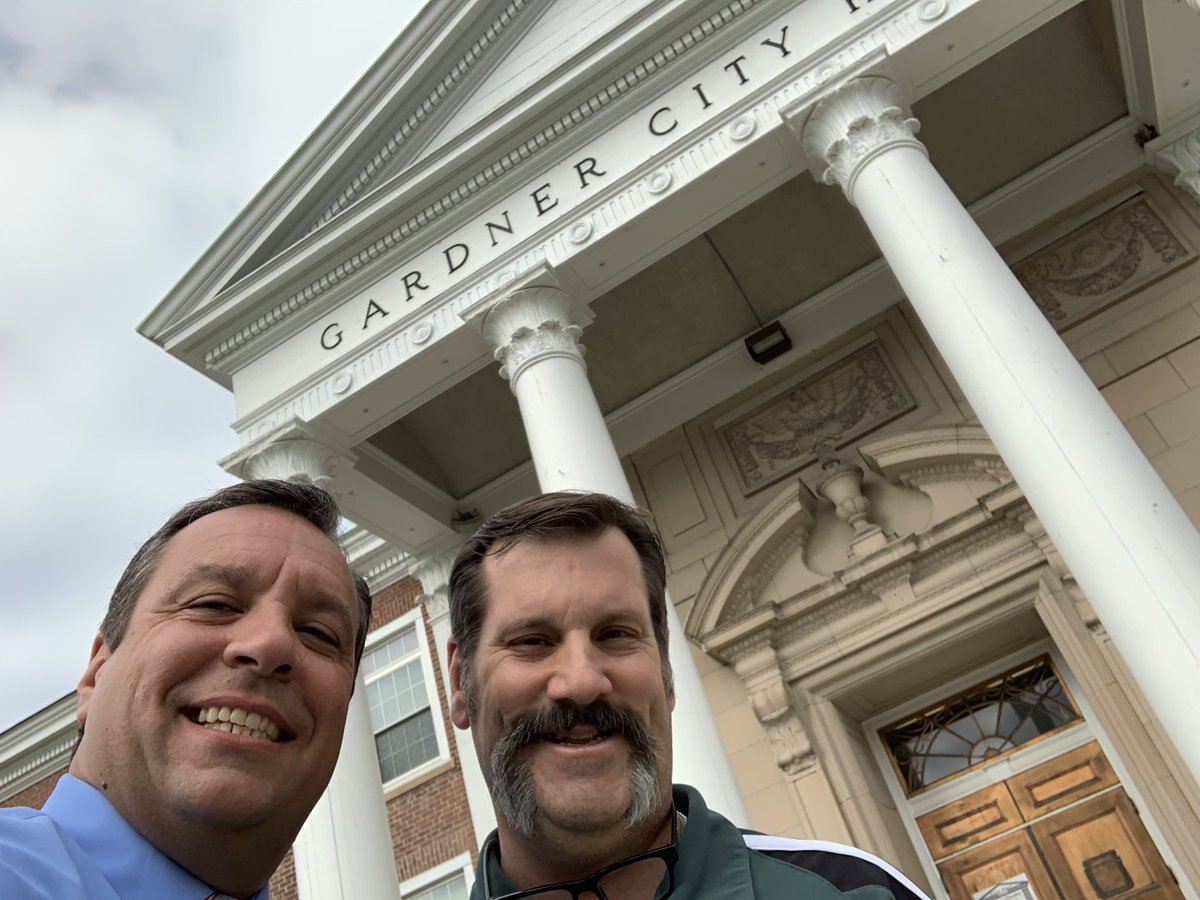 markhawke's tweet photo. #CityHallSelfieDay #gardnerMA https://t.co/Z4Ot6U3755