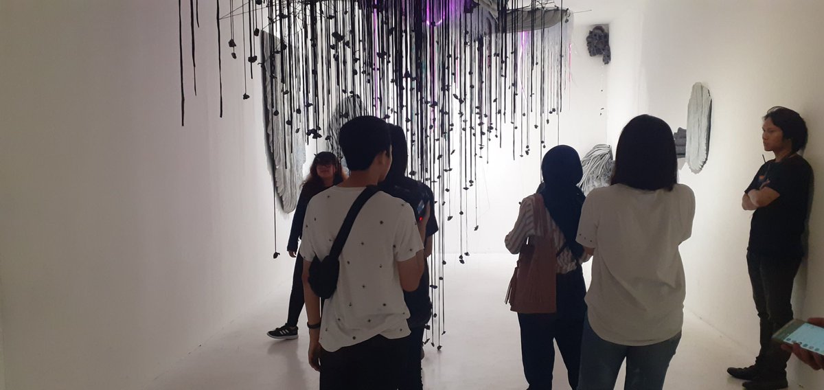 alodiaYAP's tweet photo. Karyaanya bagus2, sampe masnya kudu benerin instalasi karena dibuat foto2 trus belibet :'( #artjogmmxix2019
Td sblm ke artjog, ke museum ohd. Di videonya om ohd sempet crta ttg boom art yg buatbdia bikin rusak karena orientasiny jd market
Mngkin skrg orientasiny jd feed ig https://t.co/weEBnwSIXe