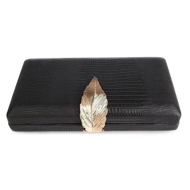 TheBohoSpirit's tweet photo. ¡Novedad! Clutch Bohemian Feather 😍 En color negro, con cadenita dorada para colgar  y una bonita hoja dorada como cierre del bolsito! IDEAL ❤️ •https://t.co/hCqDfrUAuF• #newin #event #invitadaperfecta https://t.co/5hIfAirrZw https://t.co/Nnemz8lqhz