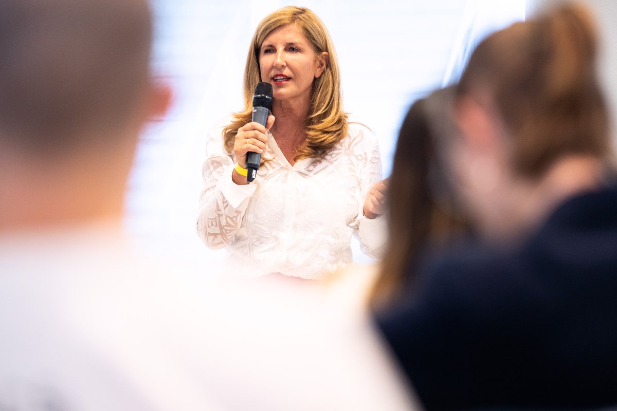 Mit Gänsehaut und einem Lächeln denke ich heute an ein Ereignis zurück... Ich war erst 7 Jahre alt. Und doch hat es meinen Lebensweg geprägt. Mein Weg, ein echter Speaker zu werden. Aber lest selbst in meinem neuen Blog-Beitrag:
nelly-kostadinova.de/2019/08/15/ich…
#ThrowbackThursday