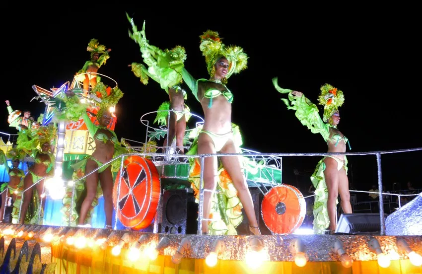 MhRogelio's tweet photo. Regresan los carnavales de La Habana casi al final del período estival: 16, 17, 18 y 23, 24 y 25. La invitación está hecha. Todos con disciplina y ganas de divertirse, vamos pa´ la calle. #YoSigoAMiPresidente. Todos #SomosCuba y justos #SomosContinuidad. https://t.co/JvYtu6kaAP