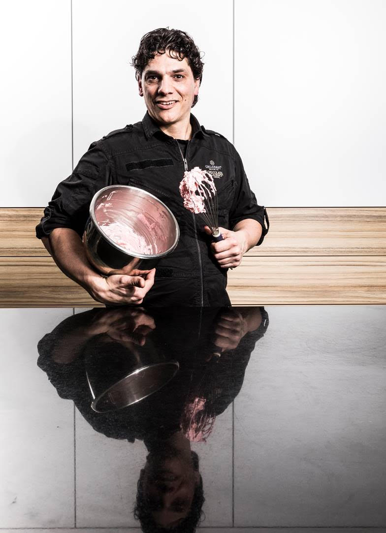 CooperatieBeko's tweet image. O, KOM ER EENS KIJKEN (en proeven natuurlijk) bij Chocolade Compleet tijdens de BEKO NAJAARSDAGEN (23 en 24 september). Patissier, chocolatier en chef ambassadeur van Callebaut: Carlo Midiri, maakt bijzondere chocoladeletters met verschillende vullingen en decoraties.