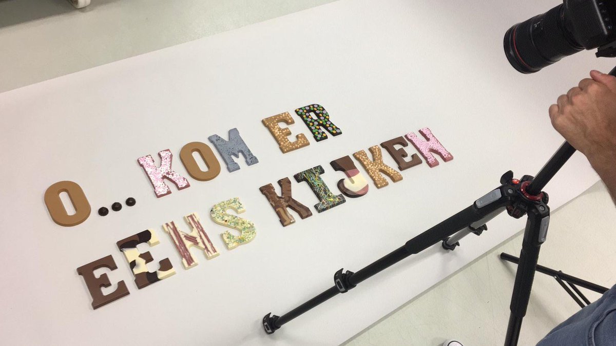 CooperatieBeko's tweet image. O, KOM ER EENS KIJKEN (en proeven natuurlijk) bij Chocolade Compleet tijdens de BEKO NAJAARSDAGEN (23 en 24 september). Patissier, chocolatier en chef ambassadeur van Callebaut: Carlo Midiri, maakt bijzondere chocoladeletters met verschillende vullingen en decoraties.