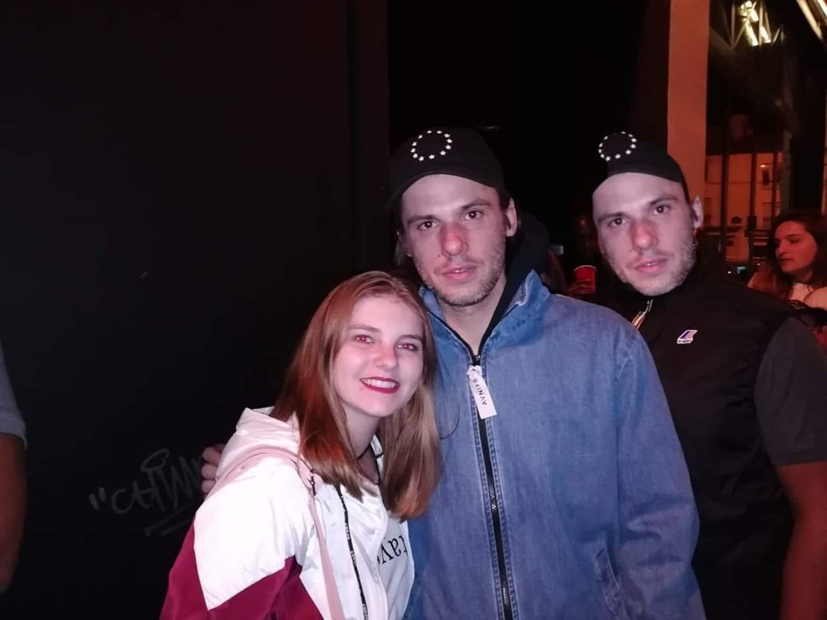 Juste_iiine's tweet photo. J'ai demandé à un groupe sur fb de faire en sorte de supprimer le videur qui pose sur ma photo, jvous mets l'originale et les pépites que j'ai eu.. Certaines personnes ont une imagination débordante 😭😭
@Orel_san @Punchline_Orel
(ptit coucou au videur si tu vois 👋🏼 j'ai bien ri) https://t.co/K5ZgVts7PG
