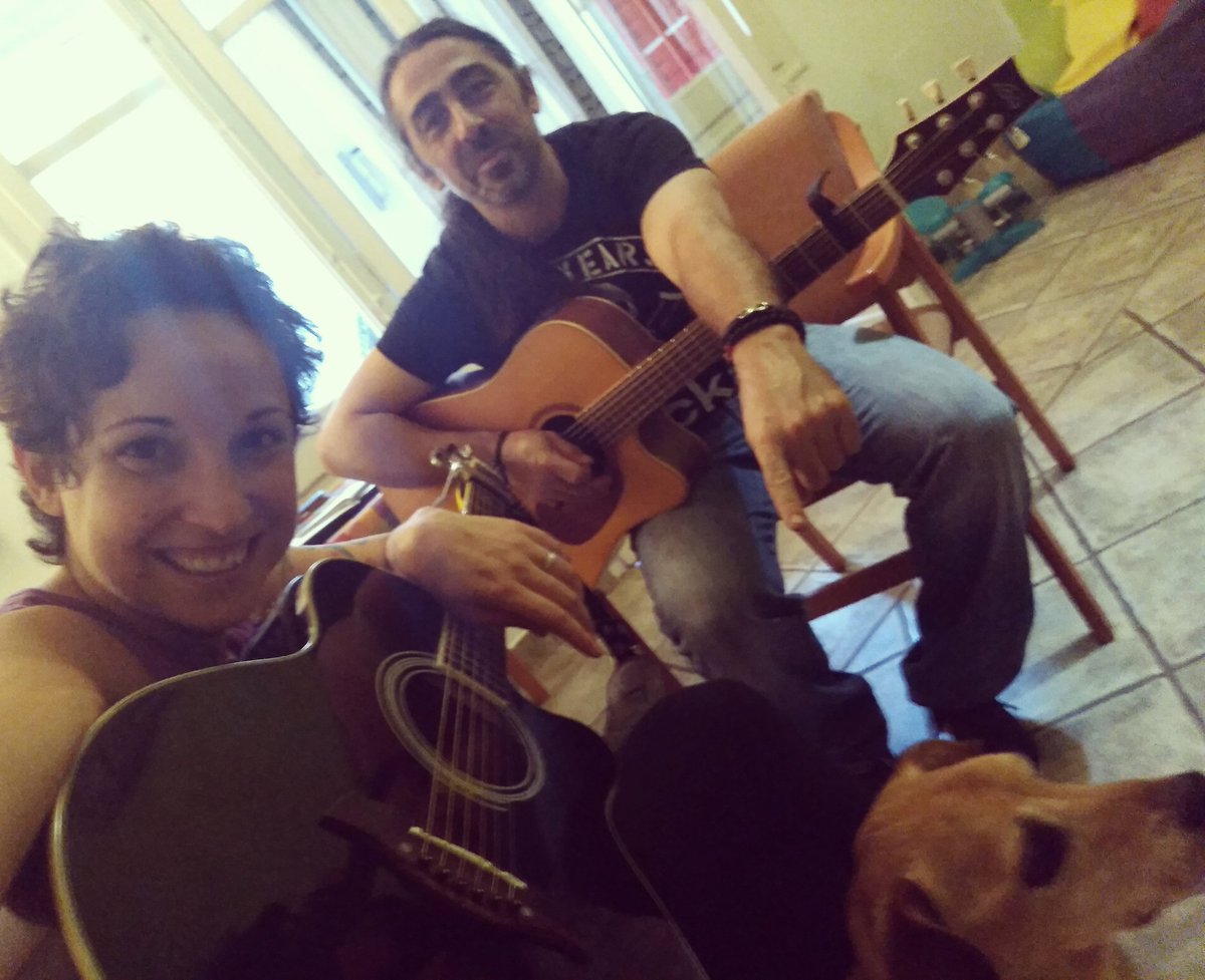 Inicio projecte en paral.lel al de Cata Garriga (solista) Ara assajant també amb Felipe Cantarino per duet que necessita nom. Acceptem idees i aviat en pujarem el nou material!

#Bonesnoticies #musica #BonDia #catalunya #Cultura #Novamusica