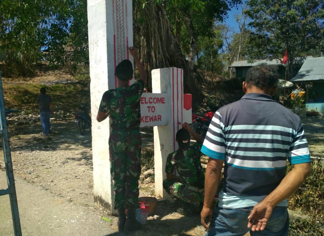 Menyambut Hari Kemerdekaan Prajurit TNI Dan Masyarakat Mengecat Gapura duarato.desa.id/2019/08/15/men…