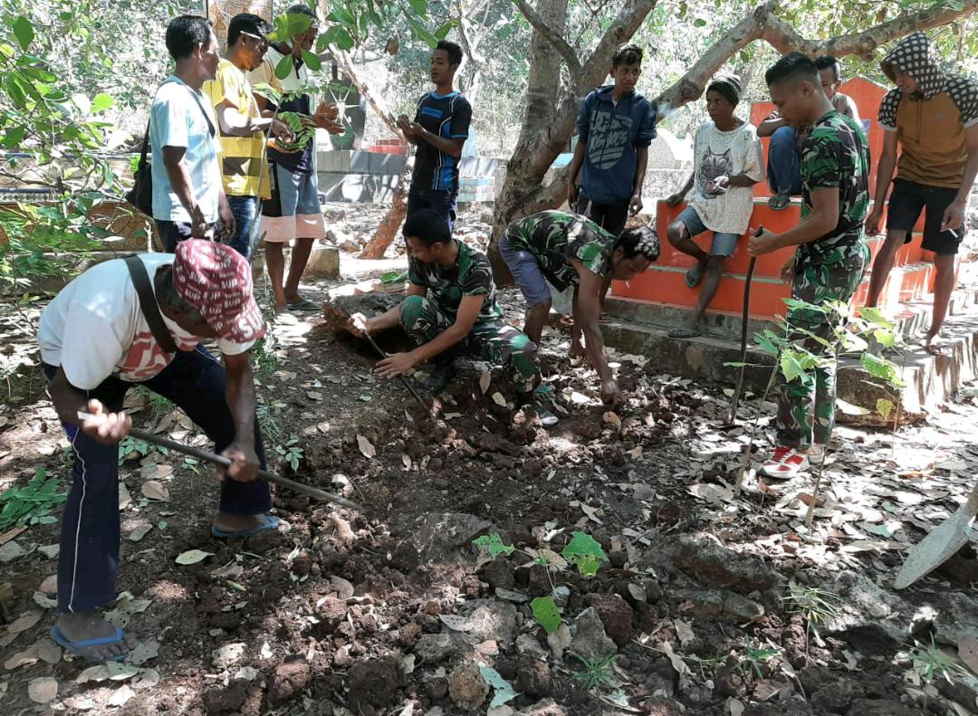 Satgas Ikut Serta Membantu Proses Pemakaman Warga Perbatasan duarato.desa.id/2019/08/15/sat…