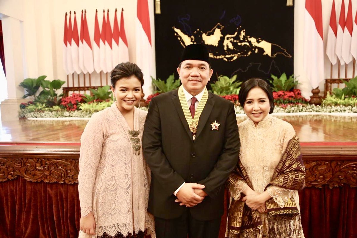 AchsanulQosasi's tweet photo. Alhamdulillah.. Hari ini saya menerima Penghargaan Bintang Jasa Utama dari Presiden. (15/8/2019). 

“Bersyukur adalah bentuk Terimakasih saya kepada Sang Pencipta.” https://t.co/5kzilTjJJI