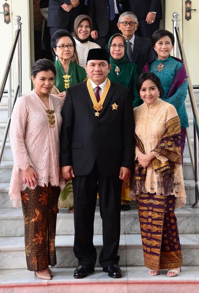 AchsanulQosasi's tweet photo. Alhamdulillah.. Hari ini saya menerima Penghargaan Bintang Jasa Utama dari Presiden. (15/8/2019). 

“Bersyukur adalah bentuk Terimakasih saya kepada Sang Pencipta.” https://t.co/5kzilTjJJI