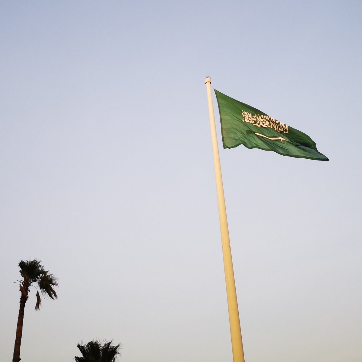 Karent_Kat's tweet photo. Au pied du plus grand drapeau du monde, il est juste ÉNORME 🇸🇦 !!
@KingSalman 👑
#navtisinternational #navtis #bzhinternational #ksa #arabiesaoudite #breizh #bretagne #merrouge #golfepersique #lamecque #medina #kingdom #djeddah #riyad #riyal #moyenorient #dynastiesaoudienne https://t.co/KfR2a4iZmu
