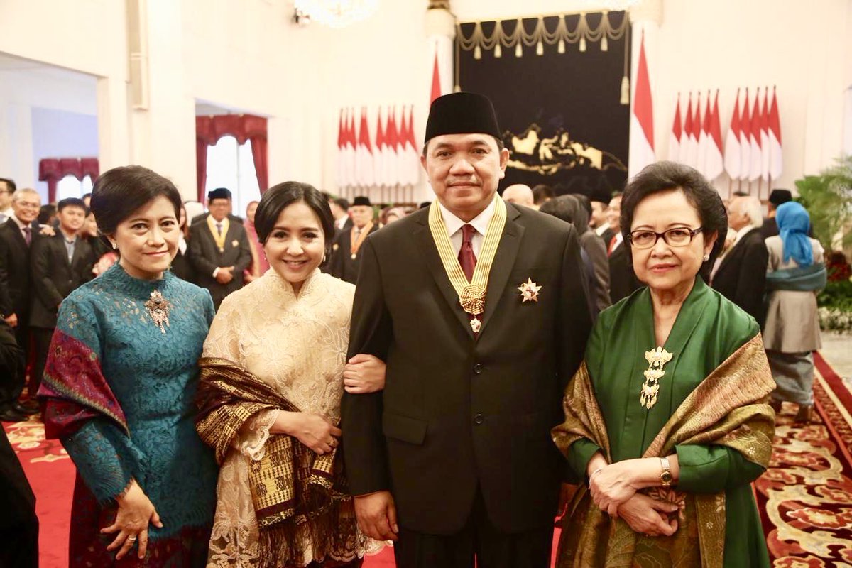 AchsanulQosasi's tweet photo. Alhamdulillah.. Hari ini saya menerima Penghargaan Bintang Jasa Utama dari Presiden. (15/8/2019). 

“Bersyukur adalah bentuk Terimakasih saya kepada Sang Pencipta.” https://t.co/5kzilTjJJI