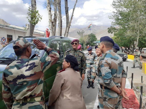 Twenty20Wiki's tweet photo. MS Dhoni celebrating #IndependenceDayIndia in Ladakh.. 😍😍😍😍😍

#Dhoni #IndependenceDay2019 https://t.co/s0XdjRrHF4