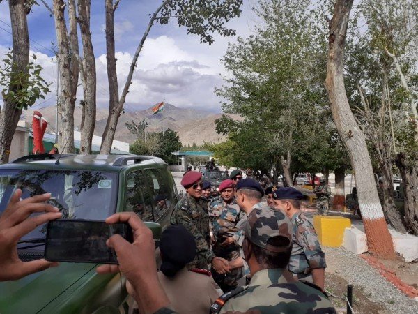 Twenty20Wiki's tweet photo. MS Dhoni celebrating #IndependenceDayIndia in Ladakh.. 😍😍😍😍😍

#Dhoni #IndependenceDay2019 https://t.co/s0XdjRrHF4