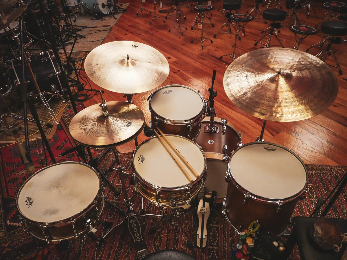MusicMakerEire's tweet photo. We're obsessed with @markguiliana @gretschdrums Brooklyn kit at this years camp. It's paired with @SABIAN_Cymbals cymbals, @remopercussion drum heads and his signature @vicfirth drumsticks. What a beauty!
#21drums https://t.co/6xfCktOHqn