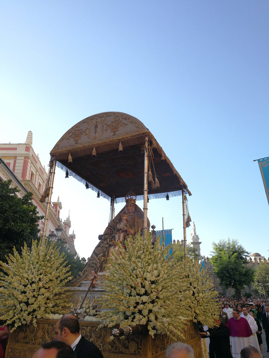 PPdeSevilla's tweet photo. Nuestros diputados de @PPSevillaDipu, @maryhelenroes @ramonvalencina y @ramosjc5 han participado hoy en la procesión de la Patrona de Sevilla y su Archidiócesis,  Nuestra Señora de los Reyes. Feliz día a todos los sevillanos! 
@Archisevilla1 @VirgenDeReyes #VirgendelosReyes19 https://t.co/DtDQsL84aR