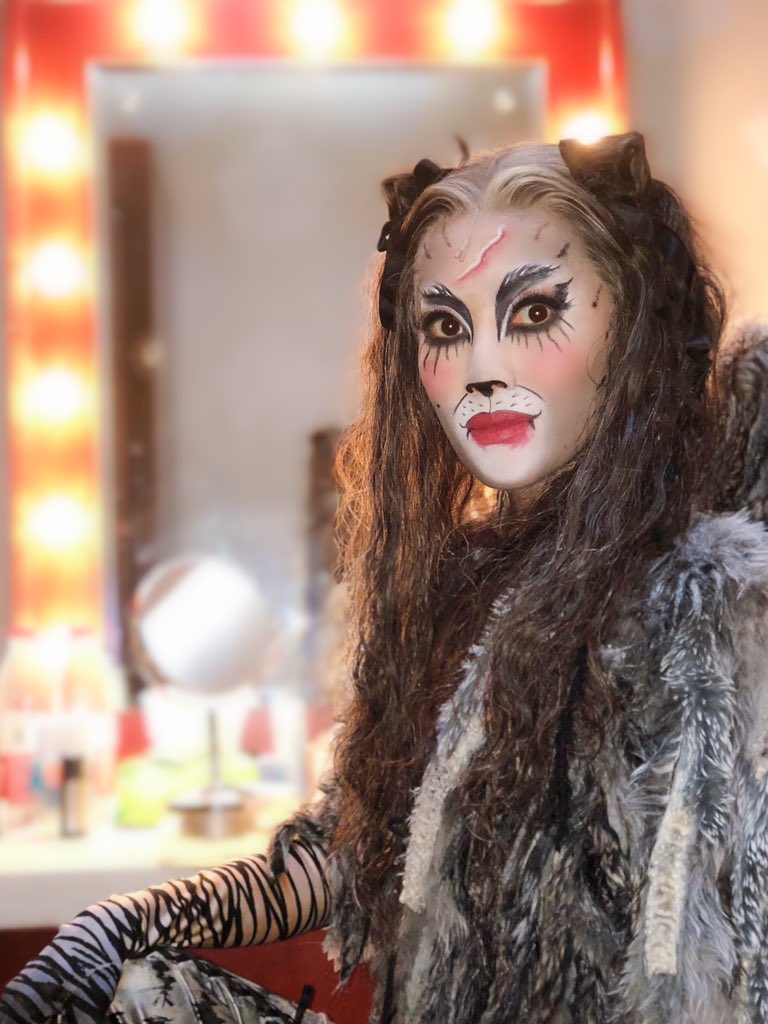LiTongHsu's tweet photo. What are you looking at? 😸#catsmusical #grizabella https://t.co/UXsqULL0MG