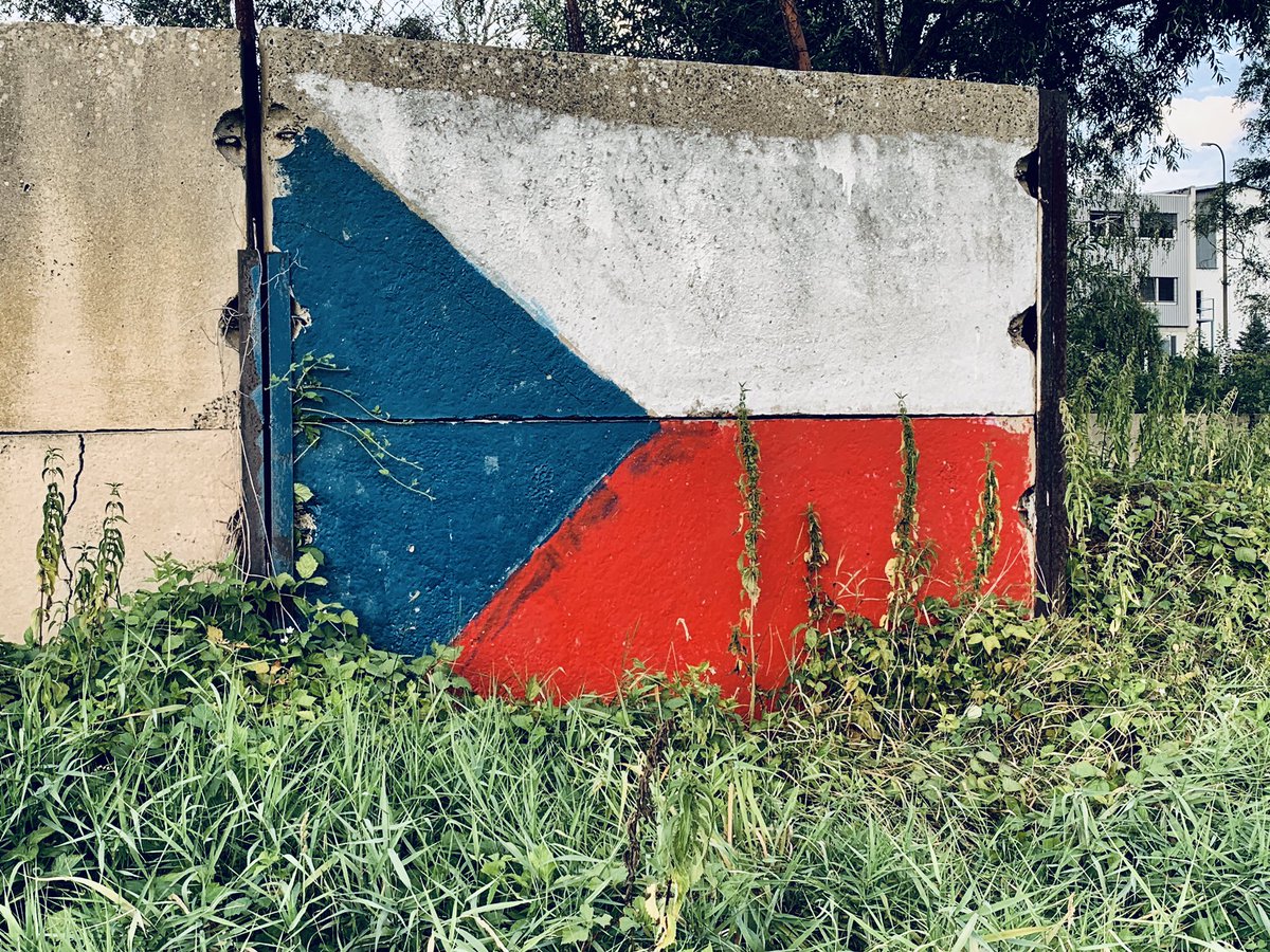 janhachran's tweet photo. Něco z cyklu “Co mě dnes potěšilo” aneb česká vlajka namalová na zdi. Možná jsem trochu sentimentální, ale jako patriot jsem z toho měl skutečně radost ❤️🇨🇿
#JanHachran #czechflag #Českárepublika #Czechrepublic #českávlajka #flag #vlajka https://t.co/rFfrU9N1Gc