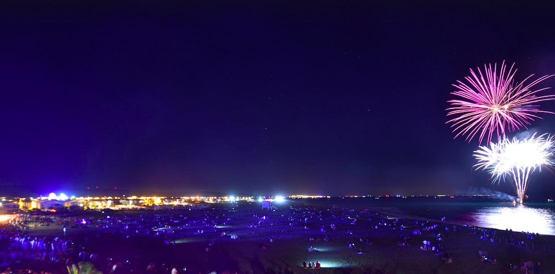 skaping's tweet photo. Profitez de nos caméras pour observer les feux d'artifices du 15 août! 🎇✨
👉🏼 https://t.co/khzpVlHIMW
@GruissanTourism #firework #15août #plagedeschalets #MyGruissan https://t.co/GWrdVQP4jA
