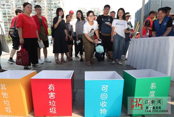 InZhejiang's tweet photo. #LifeinZhejiang (via Zhejiang News) In Lotus Square, Xihu District, #Hangzhou, 35 teams participated in a garbage sorting competition, further improving people's awareness of household garbage sorting👍 (Photo Credit: Zhejiang News) https://t.co/lEmBSQ6MMM