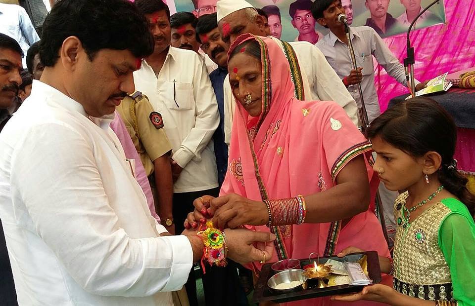 dhananjay_munde's tweet photo. राज्याचा विरोधीपक्ष नेता म्हणून, @NCPspeaks पक्षाचा एक सच्चा कार्यकर्ता म्हणून महाराष्ट्रभर फिरत असताना हजारो बहिणींनी आशीर्वाद दिला. सामुदायिक विवाह सोहळ्याच्या माध्यमातून १५०० भगिनींचे कन्यादान करण्याचे भाग्य मला लाभले त्यामुळे मी स्वतःला खूप नशीबवान समजतो. #RakshaBandhan https://t.co/s1psJOFxEL