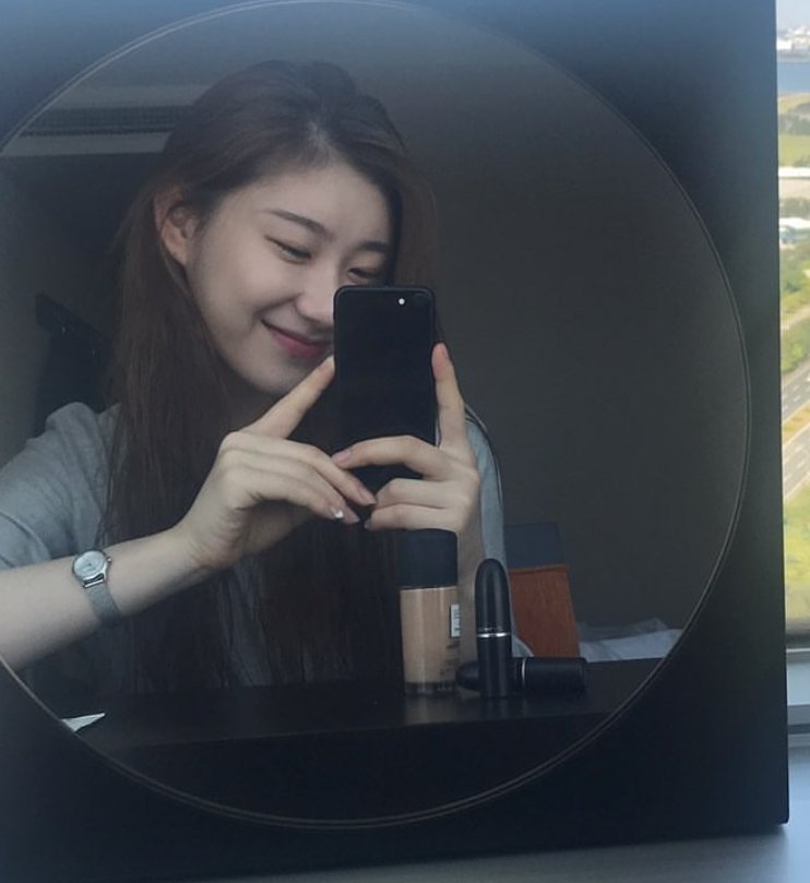 chaeryeong mirror selca& #39;s saga still continues SHE KNOWS SHE SLAYING IT