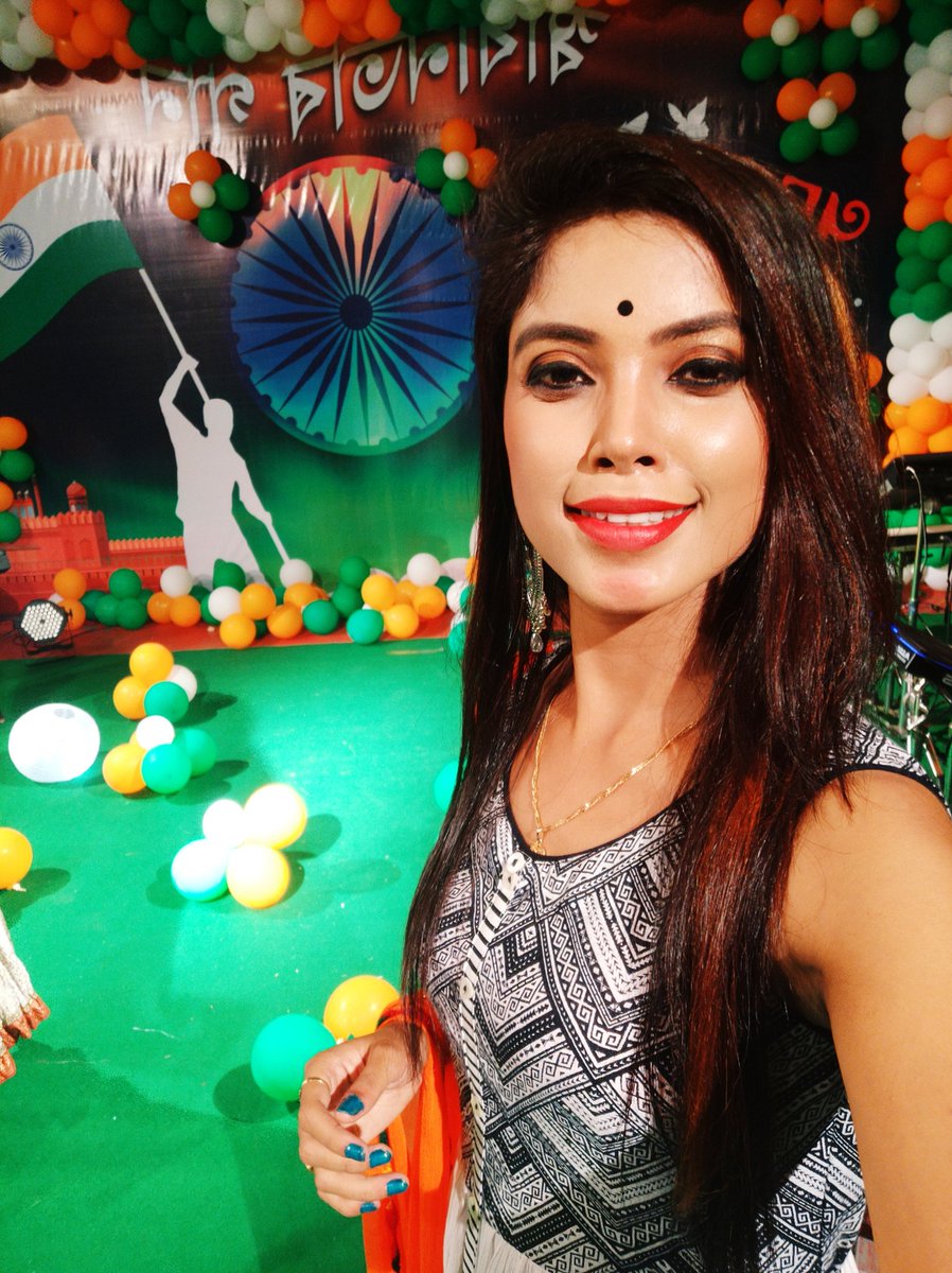 tulikadasmusic's tweet photo. Thank you so much Assam Talks for letting me show my Love for INDIA 🇮🇳
Here's a glimpse of tonite show #SwadhinotarGaan 
Do watch Assam Talks at 8pm 
Jai Hind 🇮🇳🙏
. 
. 
#shoot #tulikadas #singersbelike #assamtalks #independenceday #jaihind #myIndia #ilovemyindia #indiangirl ❤ https://t.co/xwcaM6sNCD
