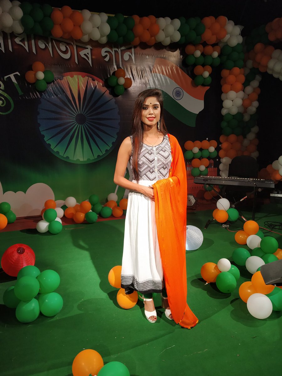 tulikadasmusic's tweet photo. Thank you so much Assam Talks for letting me show my Love for INDIA 🇮🇳
Here's a glimpse of tonite show #SwadhinotarGaan 
Do watch Assam Talks at 8pm 
Jai Hind 🇮🇳🙏
. 
. 
#shoot #tulikadas #singersbelike #assamtalks #independenceday #jaihind #myIndia #ilovemyindia #indiangirl ❤ https://t.co/xwcaM6sNCD