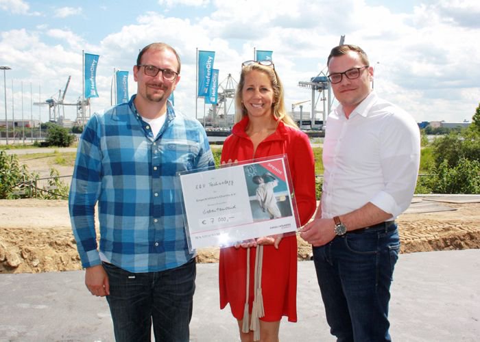 EngelVoelkersHQ's tweet photo. Keeping its promise: At the end of February, @euvtechnology announced that it would be donating proceeds raised from the resale of old E&amp;V computers and electronic equipment to the E&amp;V Charity. Now a cheque has been handed over: A total of 7,000 euros was raised! #charity https://t.co/sbnJjDvjul