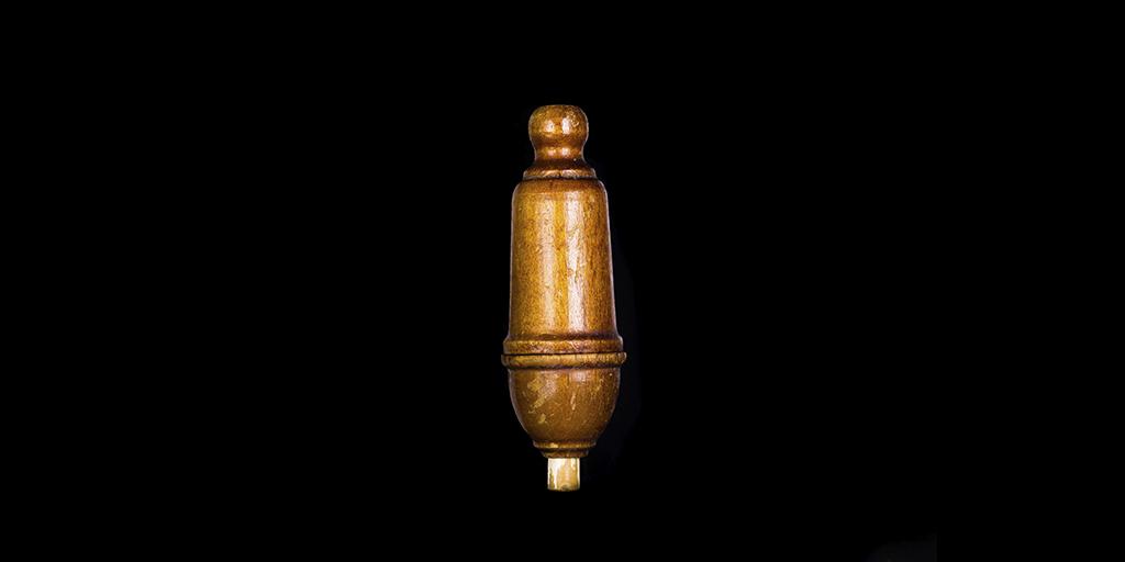 #ThrowBackThursday | El inicio 🔙
Nos transportamos a 1925 cuando Simon creó su primer interruptor: Pera, diseñado para ir suspendido desde el techo. Acostumbrados ahora a pulsar los interruptores, ¿qué os parece que este se cogiese con la mano y se pulsase con el pulgar? 🤔
