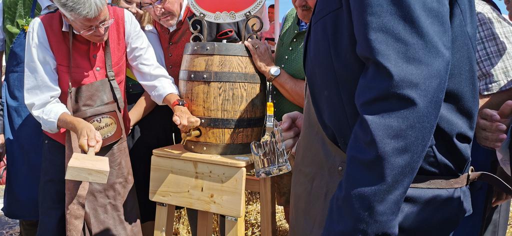 EugenAFreund's tweet photo. Scherben bringen Glรผck: @PeterKaiserSP beim Bieranstich am #Farant Fest in Globasnitz https://t.co/HefmuetnKd